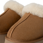 UGG Chausson Disquette Chestnut – Mules en daim et laine – Image 3