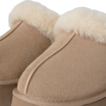 UGG Chausson Disquette Sand – Mules en daim et laine – Image 4